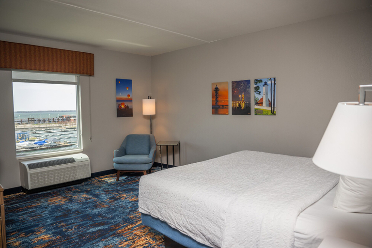 Bedroom 3, Hampton Inn & Suites Erie Bayfront, Erie