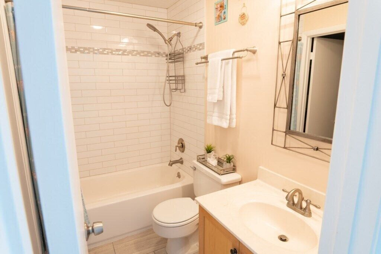 Bathroom 4, Four Winds F8, Saint Johns