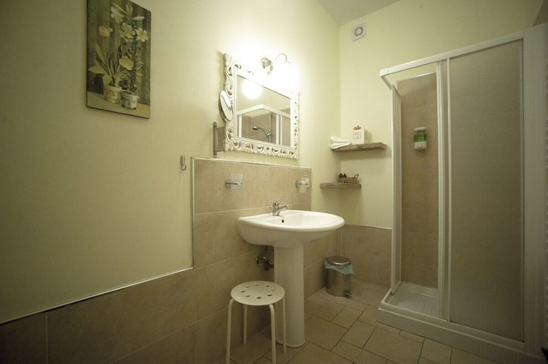 Bathroom 5, Homelink Poggibonsi, Florence
