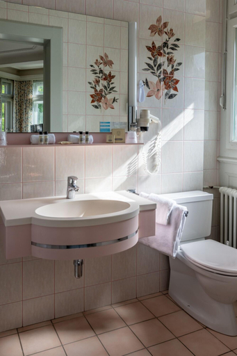Bathroom 4, Grand Hôtel des Rasses & Wellness, Jura-North Vaudois