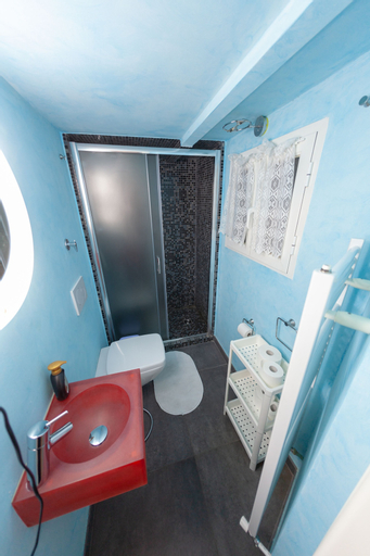 Bathroom 17