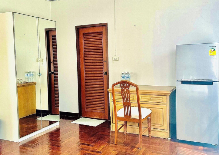 Others 4, Meriton101, Phra Khanong