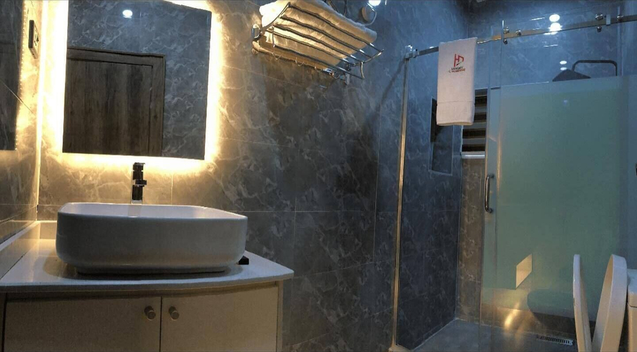 Bathroom 3, The Embassy Hotel & Apartment Abuja, AbujaMun