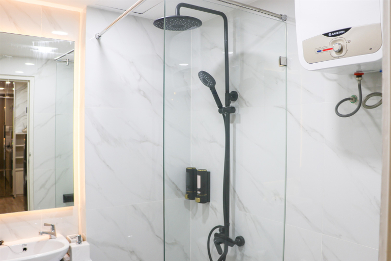 Bathroom 5, Cozy Stay and Minimalist 1BR Tokyo Riverside PIK 2 Apartment By Travelio, Tangerang