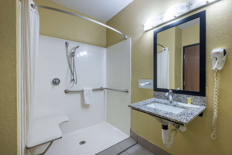 Bathroom 4, Super 8 by Wyndham Nixa/Springfield Area, Christian