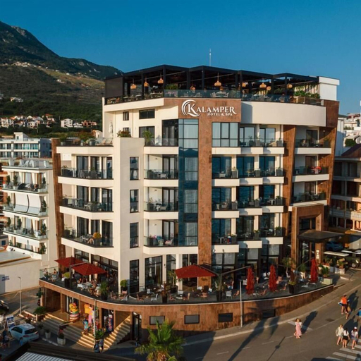 Exterior & Views
