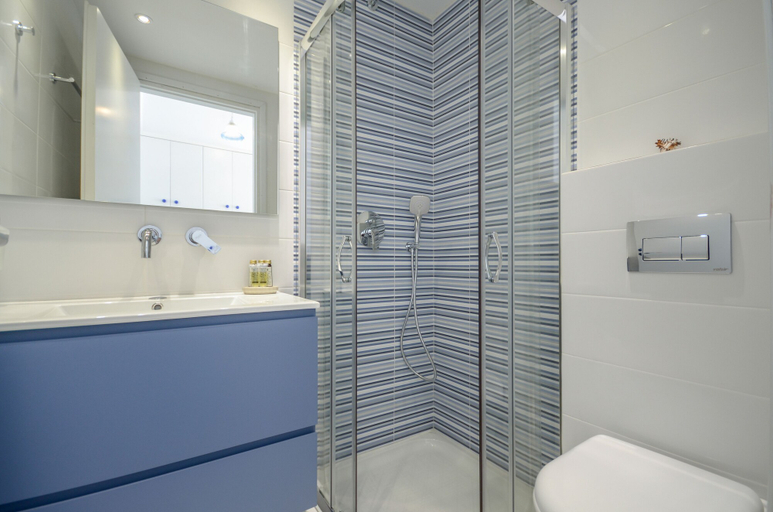 Bathroom 5, Nostos Studios, South Aegean