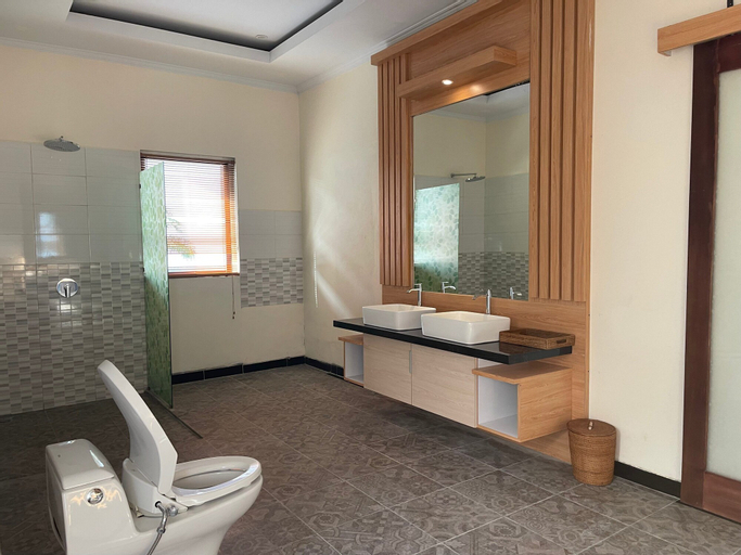 Bathroom 7