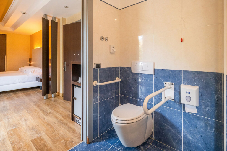 Bathroom 5, Hotel Kriss Internazionale, Verona