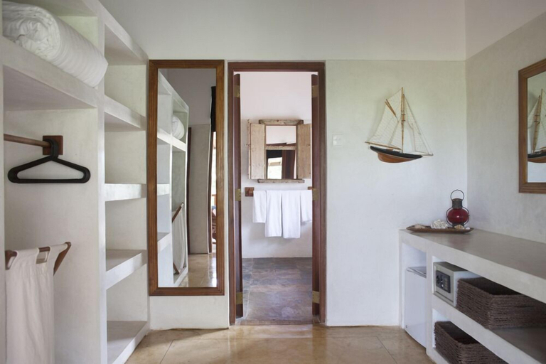 Bathroom 4, Ratnakara, Devinuwara