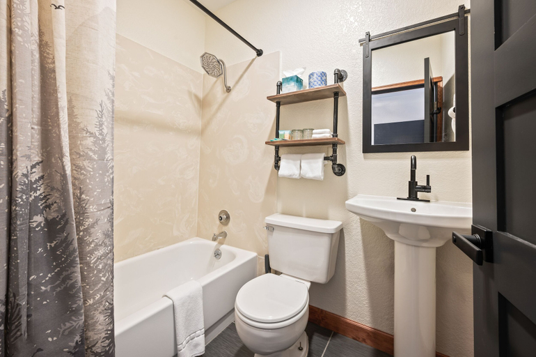 Bathroom 3, Hotel Leavenworth, Chelan