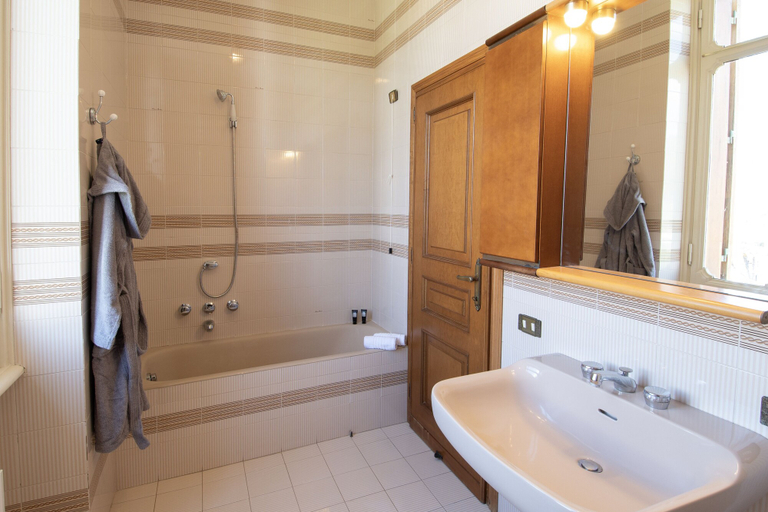 Bathroom 5, Palazzo Moresco, Rome