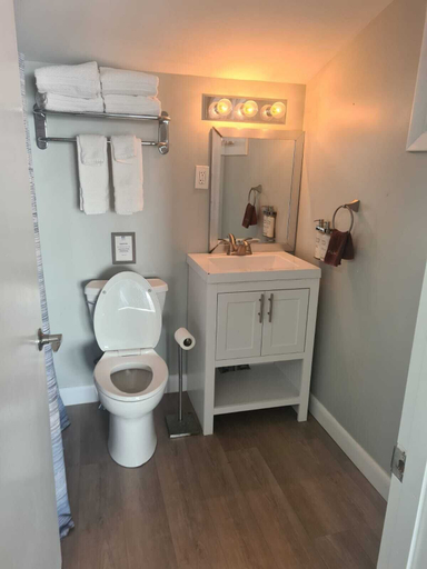 Bathroom 4, Smuggler's Cove Inn, Lincoln