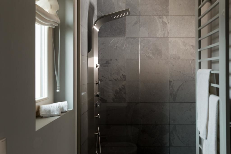 Bathroom 5, Bhavantu, Brescia