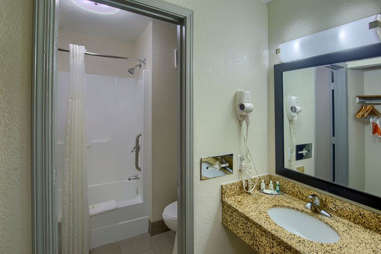 Bathroom 3, Quality Inn & Suites Portage Central, Porter