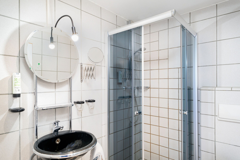 Bathroom 5, Hotel Mainstreet, Offenbach
