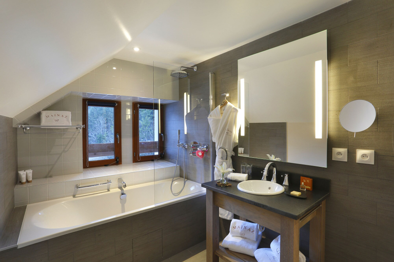 Bathroom 3, Chalet Hôtel La Mainaz Restaurant & Resort, Ain