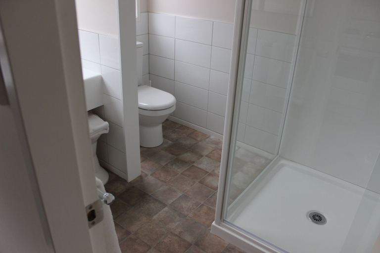 Bathroom 3, ASURE Green Gables Motel, Hutt city