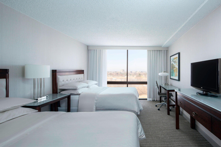 Bedroom 3, Sheraton West Des Moines Hotel, Polk