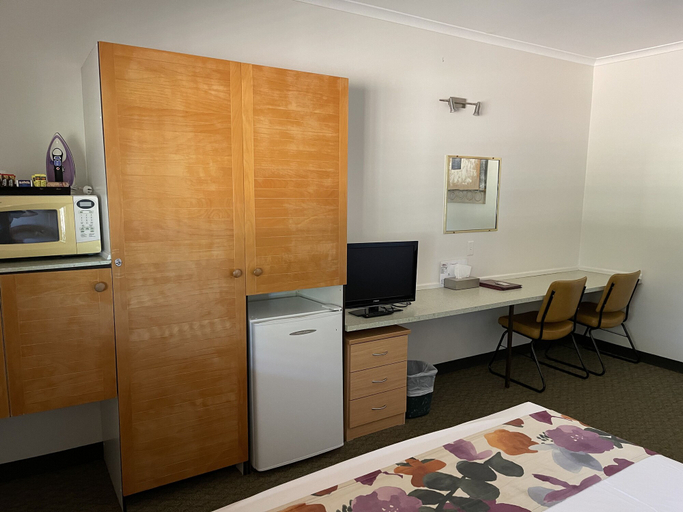 Bedroom 3, Landsborough Lodge Motel, Barcaldine