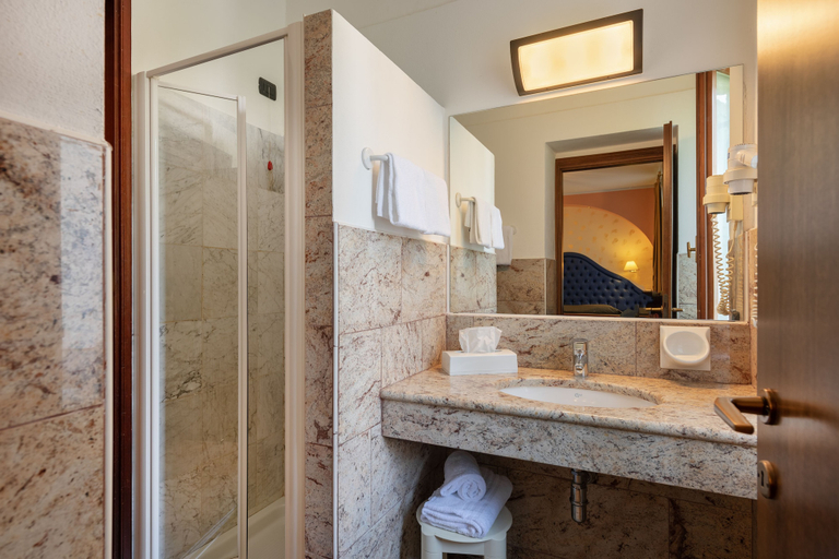 Bathroom 4, Hotel Du Parc, Verona