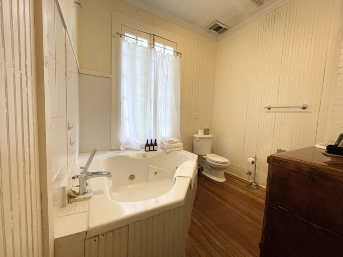 Bathroom 3, The Crystal River Inn, Hays