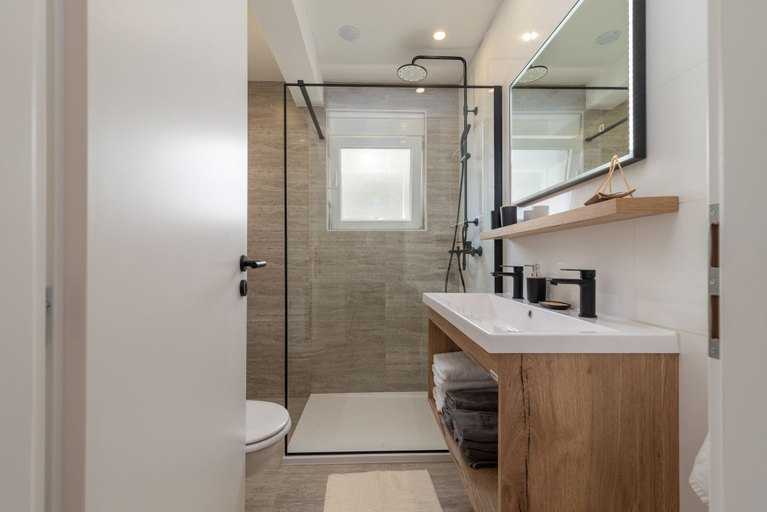 Bathroom 3, VILLA KUZMANIC, Okrug