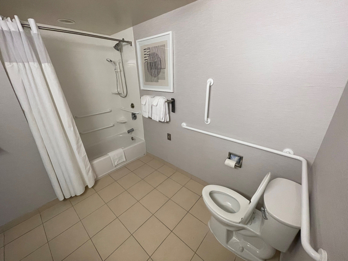 Bathroom 4, Courtyard Cincinnati Midtown/Rookwood, Hamilton