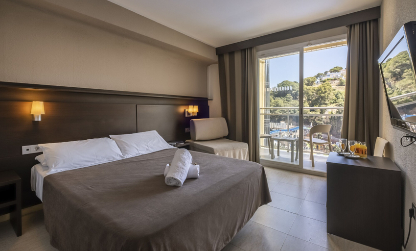 Bedroom 3, Hotel Rosamar Garden Resort, Girona