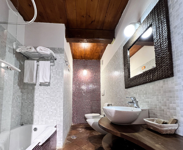 Bathroom 5, Aeneas' Landing Resort, Latina