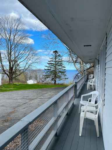Others 4, High Tide Inn, Knox