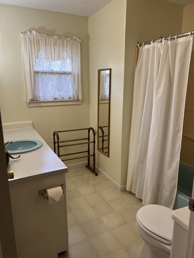Bathroom 4, High Tide Inn, Knox