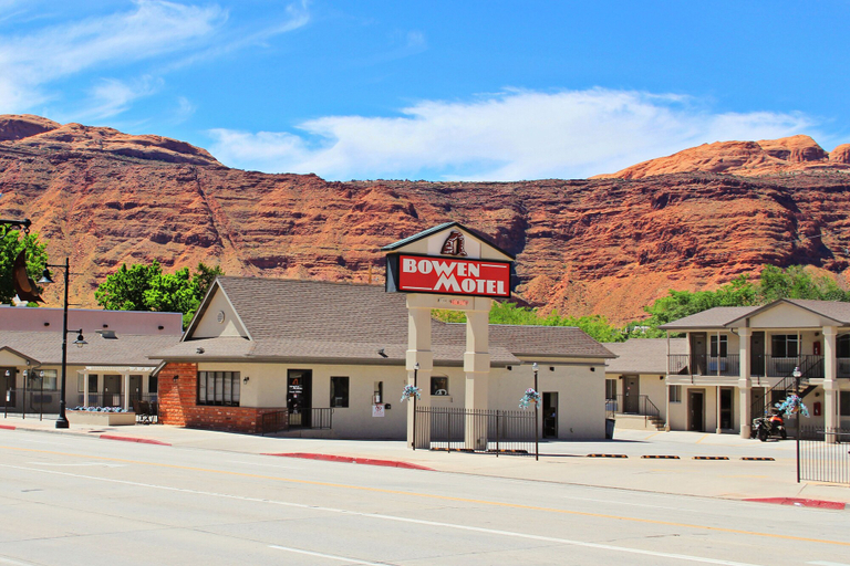 Exterior & Views 1, Bowen Motel, Grand