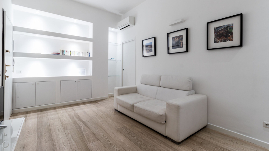 Others 5, Italianway - Corso Genova 27 A, Milano