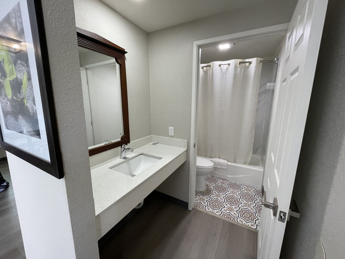 Bathroom 4, Villa Inn Anaheim, Orange
