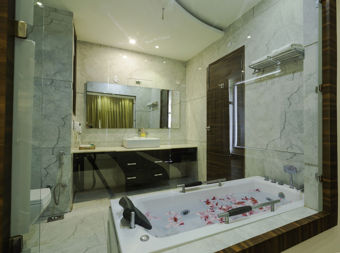 Bathroom 5, Winsome Resort & Spa, Nainital