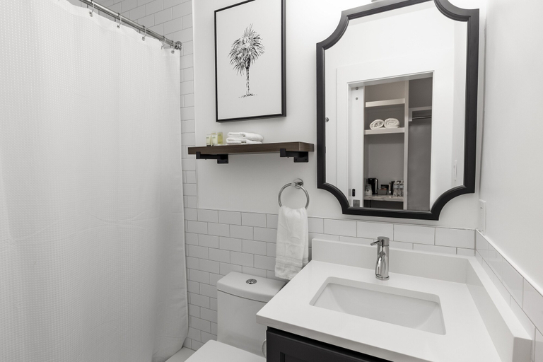 Bathroom 4, Marsh Hotel, Orleans