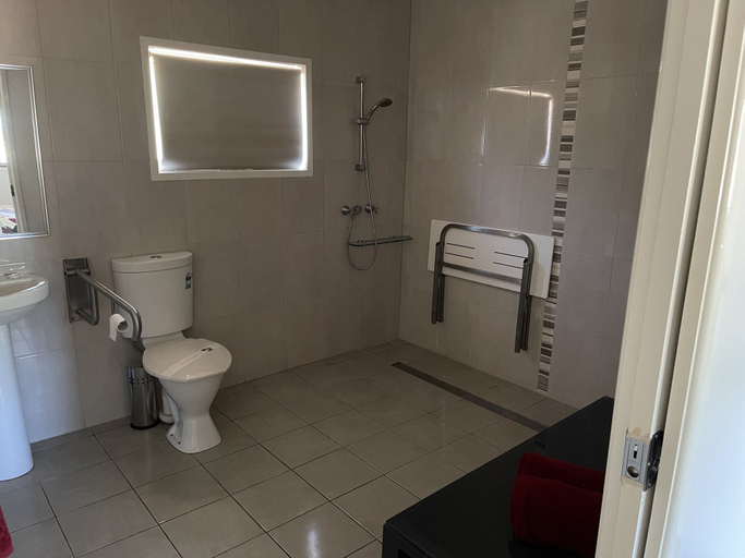 Bathroom 4, Landsborough Lodge Motel, Barcaldine