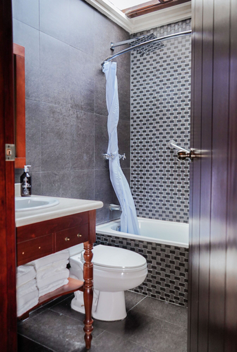 Bathroom 3, Uzhupud Garden Hotel & lodge, Paute