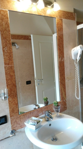 Bathroom 4, Corte San Luca Apartments, Verona