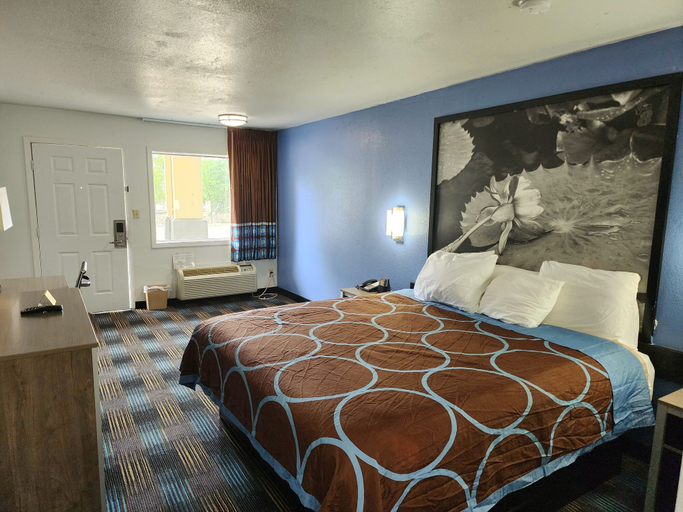 Bedroom 3, Super 8 by Wyndham Shreveport, Caddo