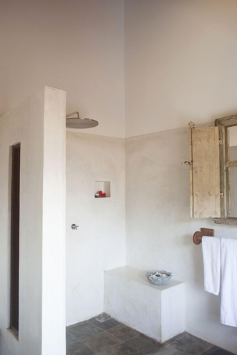 Bathroom 4, Ratnakara, Devinuwara