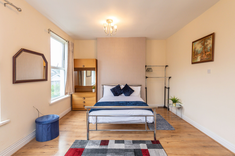 Others 3, 10 Guests - Free Parking - City Centre, Sefton