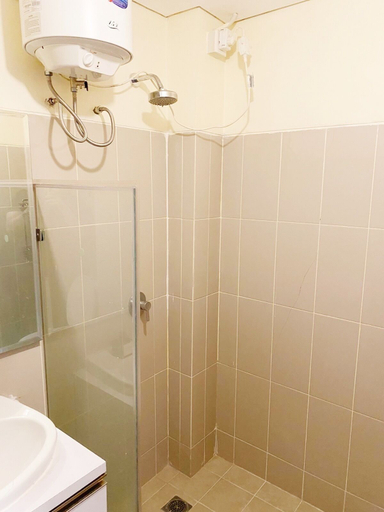 Bathroom 5, Altiz Apartments at Bintaro Plaza Residences by OkeStay, Tangerang Selatan