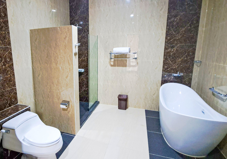 Bathroom 4, Gili Beachfront Suites, Lombok