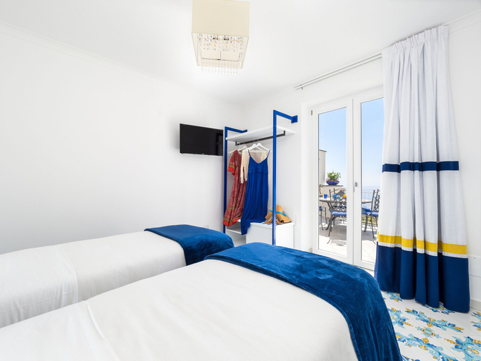 Bedroom 2, Blue Waves, Salerno