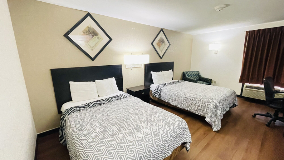 Bedroom 3, Pinckeyville Inn and Suites, Perry