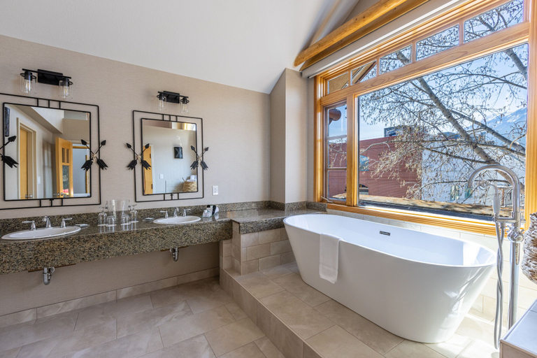 Bathroom 4, Brewster Mountain Lodge, Division No. 15