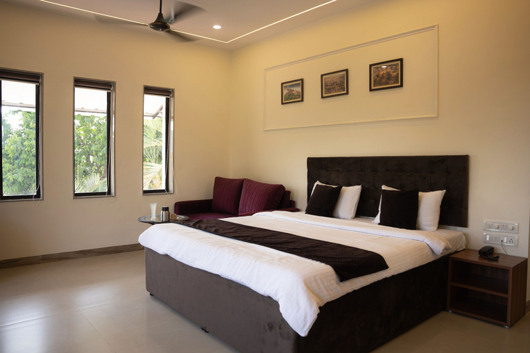 Bedroom 2, Girivihar Holiday club - Pure Veg, Pune