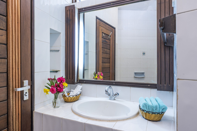 Bathroom 3, Safari Beach Hotel, Msambweni
